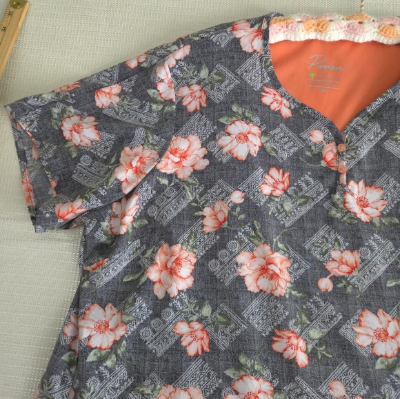 Friendly Floral Bloom Scrub Top Healing Hands 3 X[ 2Pocket V Neck - Picture 4 of 11